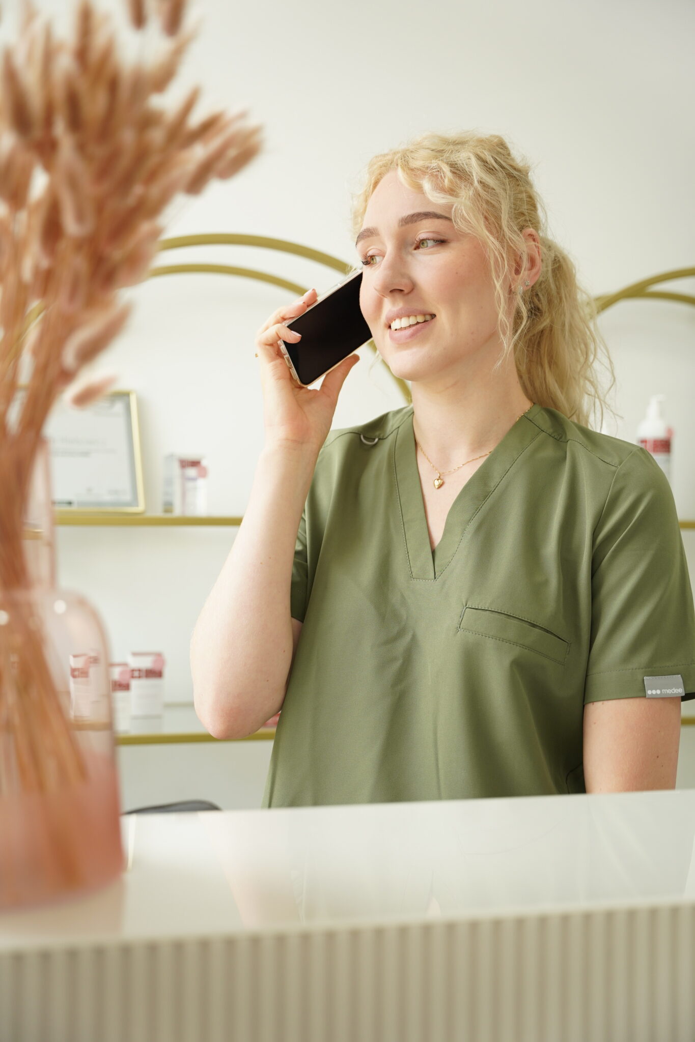 kosmetolog rozmawia przez telefon, umawia wizytę na zabieg lub podaje dane kontaktowe, np.: numer telefonu